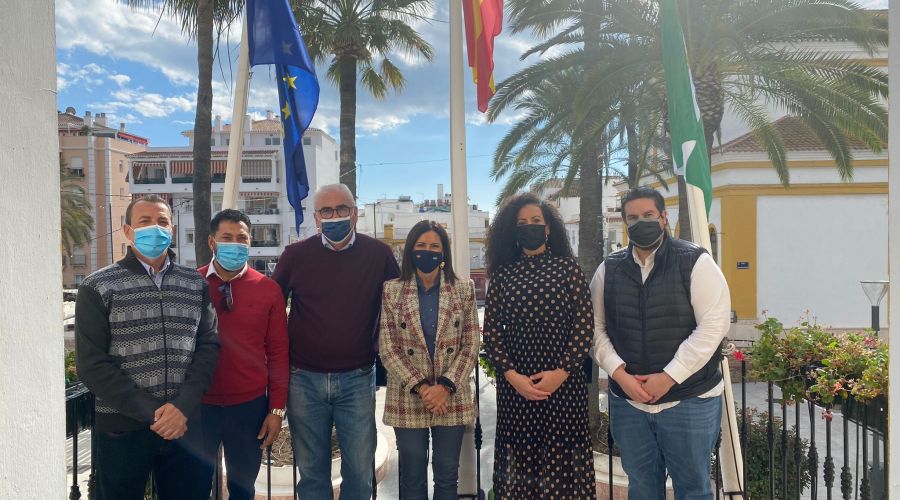 Marbella se suma a la conmemoración del Día del Pueblo Gitano Andaluz con la izada de la bandera romaní en el Ayuntamiento y en la Tenencia de Alcaldía de San Pedro Alcántara