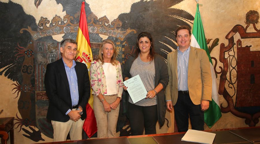 El Ayuntamiento firma un acuerdo con Aspandem que permitirá regularizar la deuda de 170.000 euros que dejó el anterior equipo de Gobierno