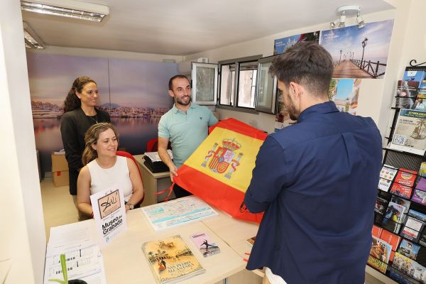 El Ayuntamiento engalanará 124 farolas y repartirá gratuitamente banderas con motivo del Día de la Hispanidad