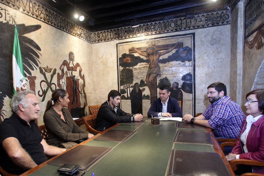 Imagen de la noticia El alcalde ha recibido al nadador local Manolo Mo…