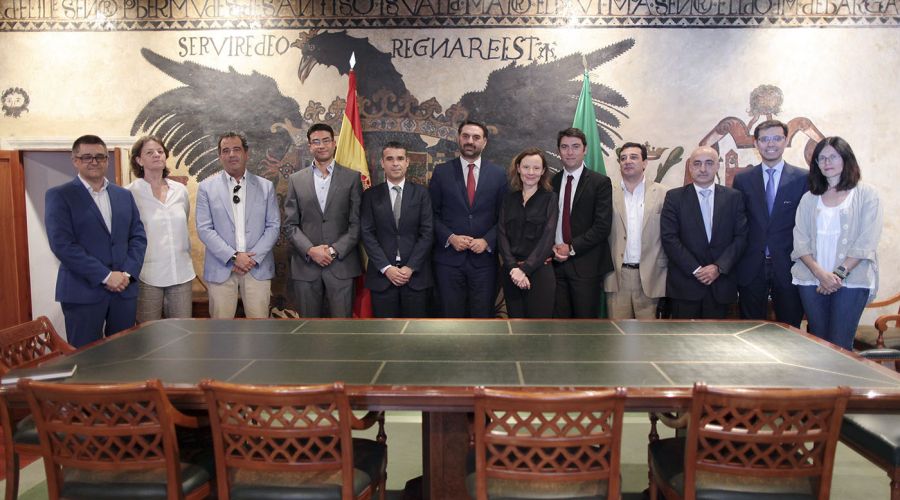 El alcalde y el consejero de Turismo mantienen una reunión con el Club Med para conocer de primera mano el proyecto de reapertura del Hotel Don Miguel