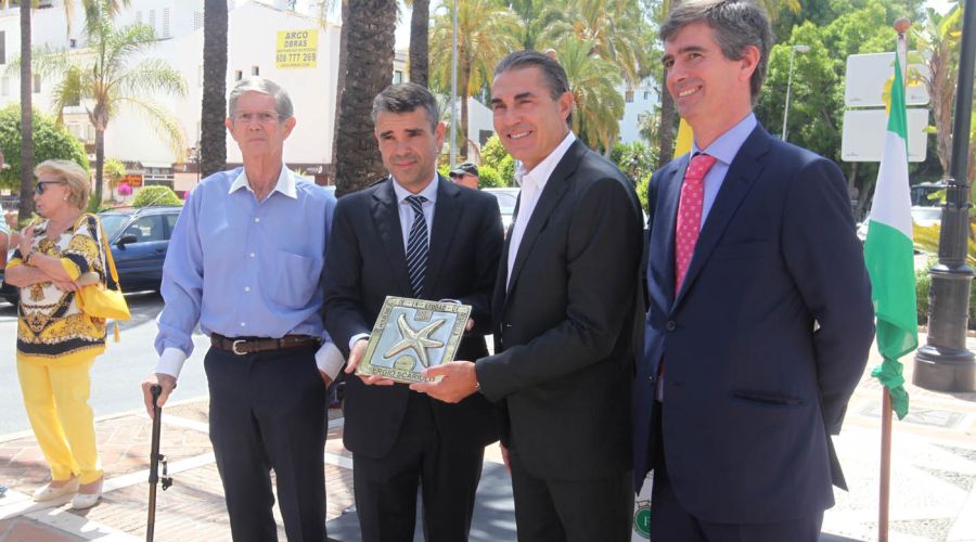 Marbella rinde homenaje a Sergio Scariolo con una estrella en el Bulevar de la Fama de Puerto Banús