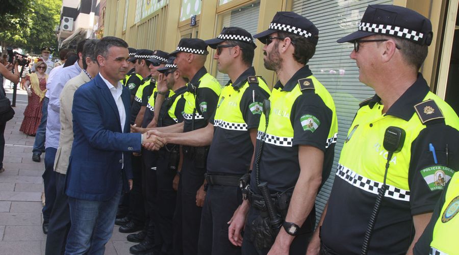 El alcalde inaugura en el Paseo de la Alameda la Feria de Día que vuelve al centro después de casi una década