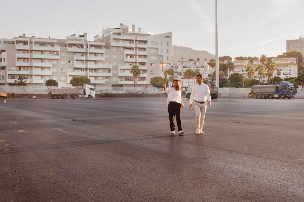 El Ayuntamiento avanza en la ejecución del complejo deportivo de Nueva Andalucía con el asfaltado de la pista de atletismo y el próximo montaje del graderío
