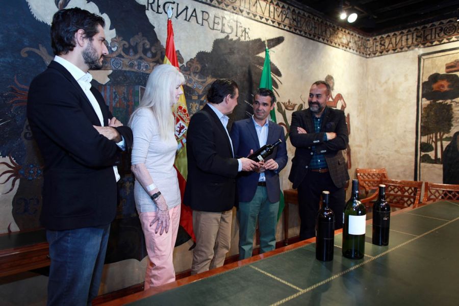 Imagen de la noticia El alcalde recibe en el Ayuntamiento al Grupo Val…