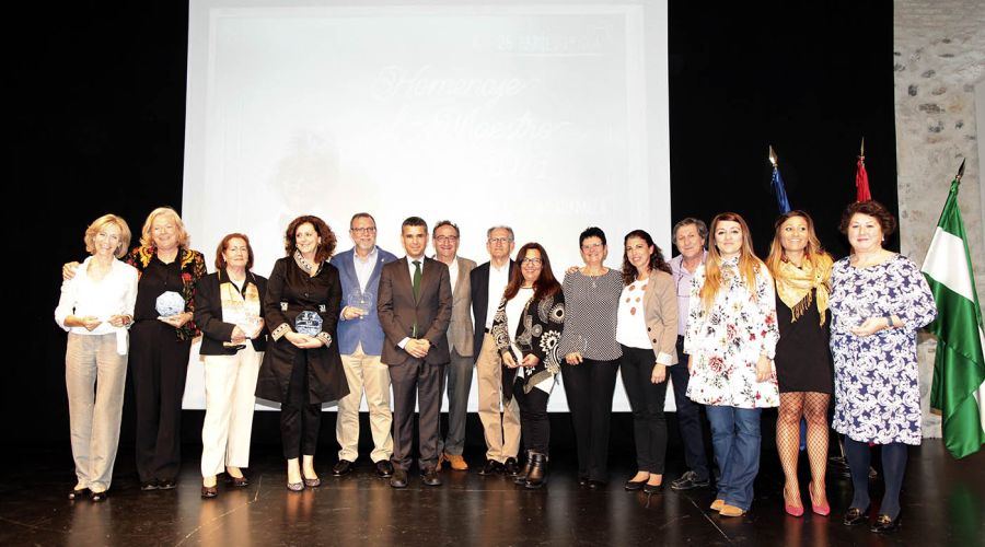 El Ayuntamiento homenajea a los maestros y maestras del municipio y destaca su labor en materia de educación en valores
