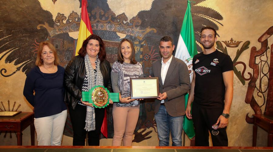 El alcalde destaca la trayectoria de la luchadora Iman Ghbalou, que ha puesto el broche de oro a su carrera ganando el Campeonato de Europa WBC de Muay Thai