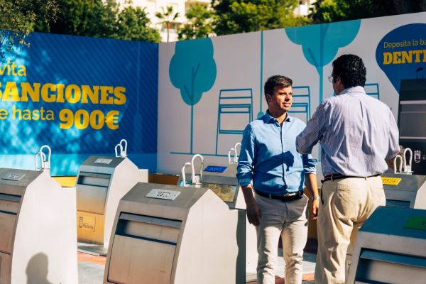 El Ayuntamiento instala ocho nuevos contenedores soterrados en la calle Frankfurt de Las Chapas para incrementar la capacidad de recogida selectiva, favorecer la limpieza y mejorar el servicio