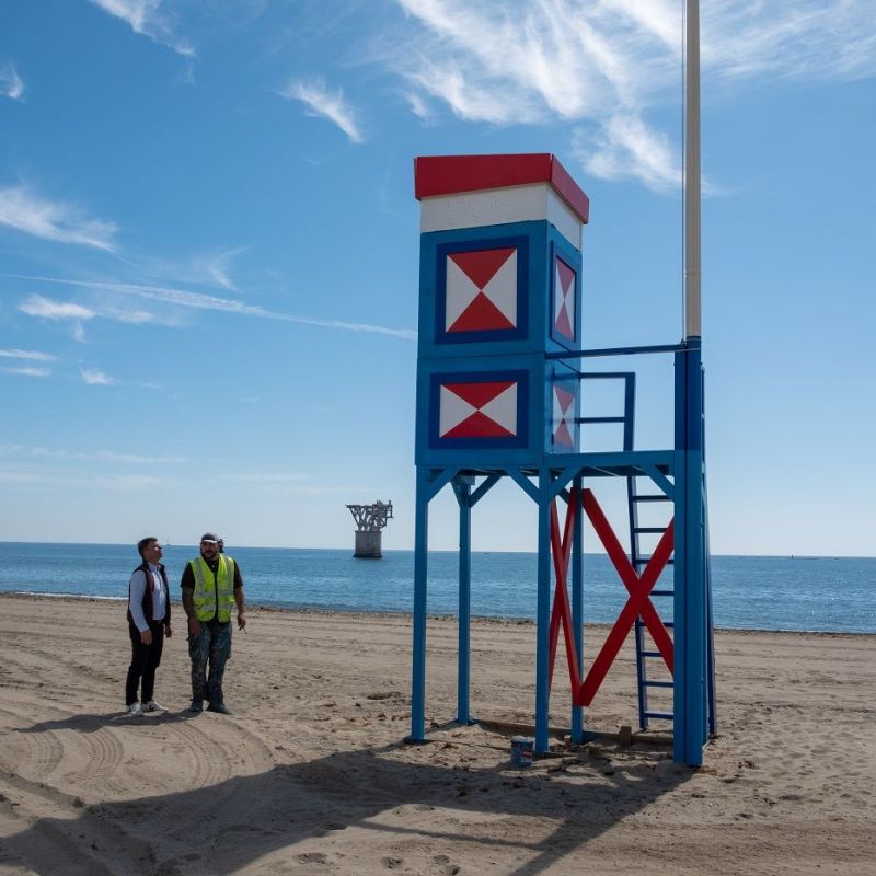 Marbella renueva la imagen de su litoral con la transformación artística de sus 19 torretas de salvamento