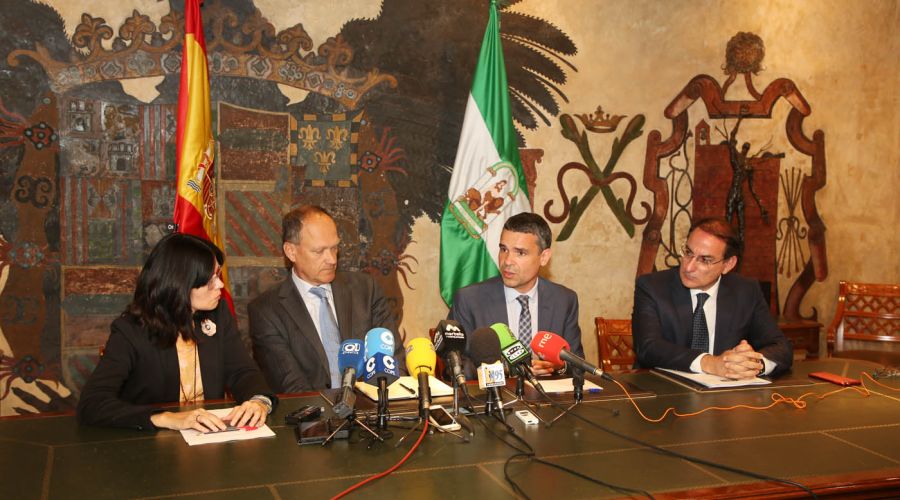 El alcalde aborda con representantes del sector empresarial la hoja de ruta que sigue el Ayuntamiento para dotar de seguridad jurídica al municipio en materia urbanística