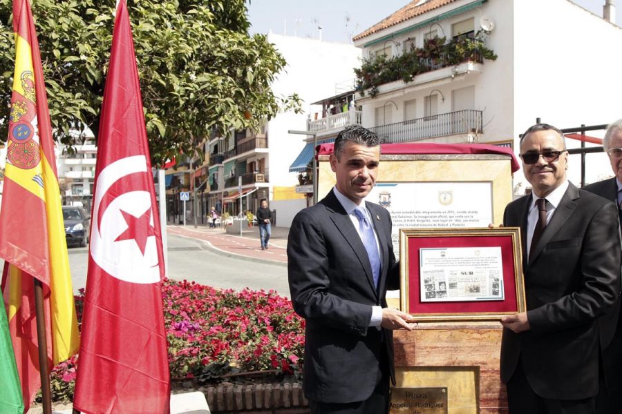 Imagen de la noticia El alcalde y el embajador de Túnez inauguran la r…