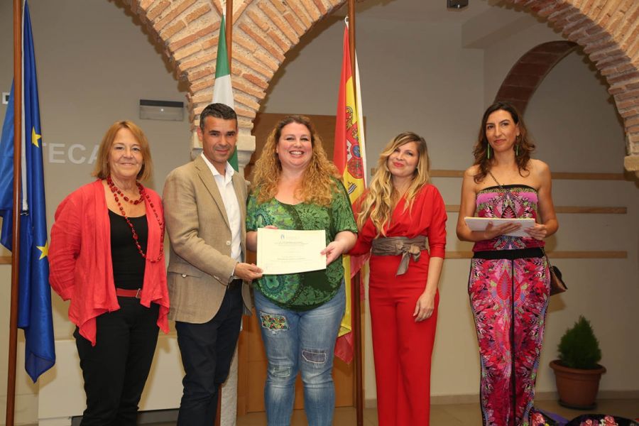 Imagen de la noticia El alcalde entrega los diplomas a las 30 mujeres…
