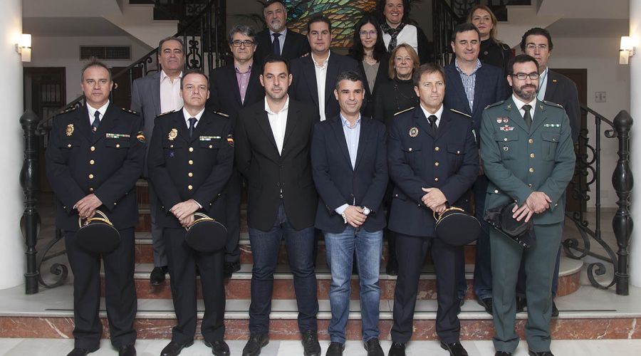 Marbella celebra el día de la Constitución con una izada de banderas en el Ayuntamiento