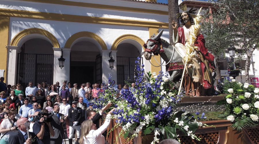 La alcaldesa acompaña a la procesión de la Pollinica en San Pedro Alcántara y en Marbella y asiste a la Pollinica viviente de Nueva Andalucía