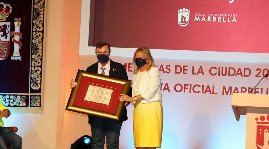 Marbella entrega las Medallas de la Ciudad a la Asociación DYA, la Policía Local y el Hospital Costa del Sol por su esfuerzo y generosidad durante la pandemia