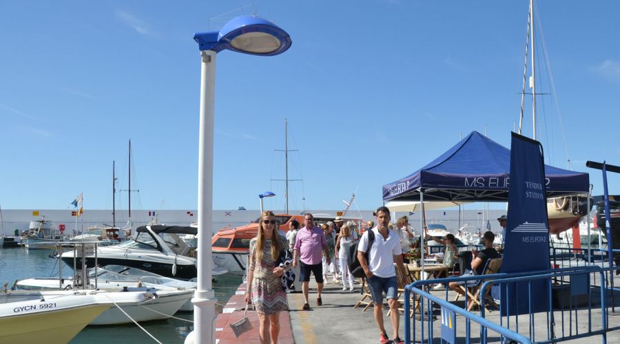 El crucero MV Europa 2 con más de 500 pasajeros fondea en Marbella durante la jornada de hoy
