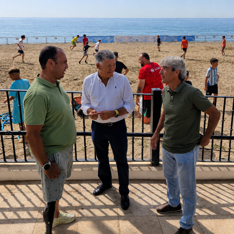 San Pedro Alcántara acoge la sexta edición del Campus Municipal de Fútbol Playa, que combina deporte y conciliación familiar durante las vacaciones escolares