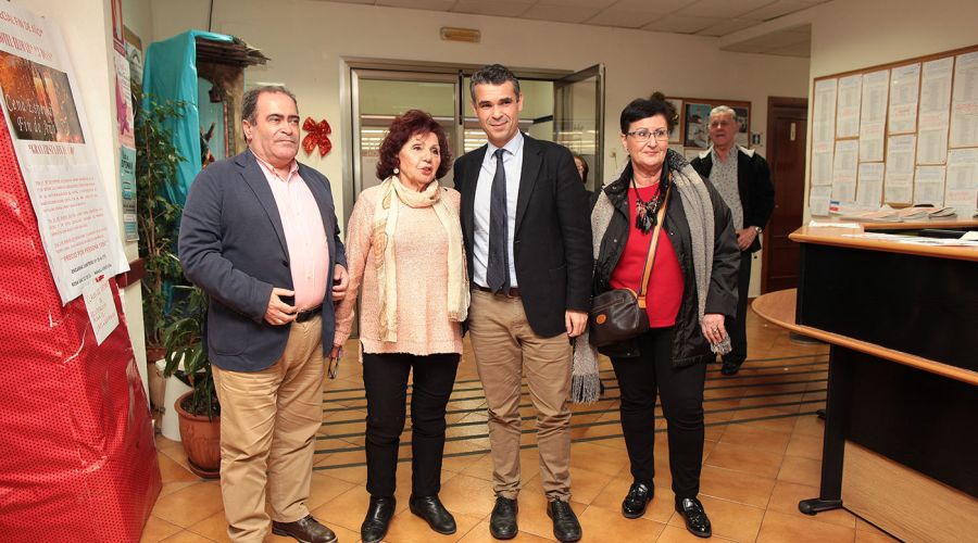 El alcalde asiste a la merienda de Navidad del Centro de Participación Activa Encarna Cantero