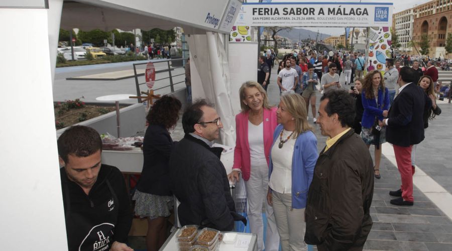 La alcaldesa asiste a la Feria Sabor a Málaga celebrada en el bulevar de San Pedro Alcántara