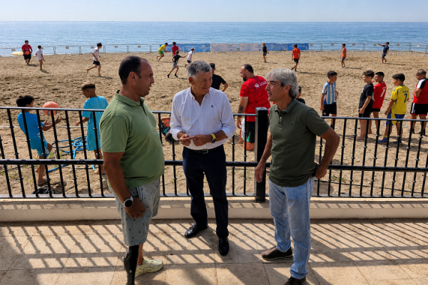 San Pedro Alcántara acoge la sexta edición del Campus Municipal de Fútbol Playa, que combina deporte y conciliación familiar durante las vacaciones escolares