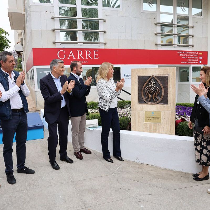 El Ayuntamiento rinde homenaje a los donantes de sangre con un monolito en San Pedro Alcántara, “en reconocimiento a su gesto solidario y altruista para dar vida y esperanza”