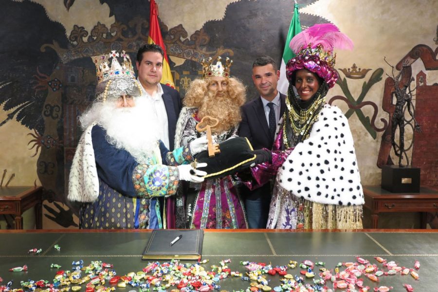 Imagen de la noticia El alcalde recibe a los Reyes Magos de Oriente an…