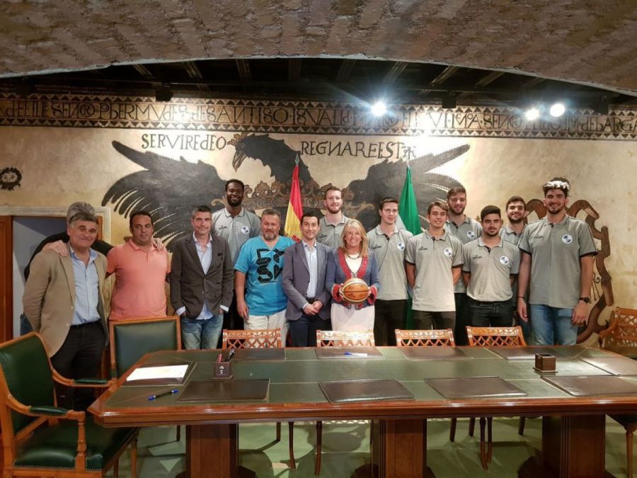 Imagen de la noticia La alcaldesa recibe al CB Marbella antes de su vi…
