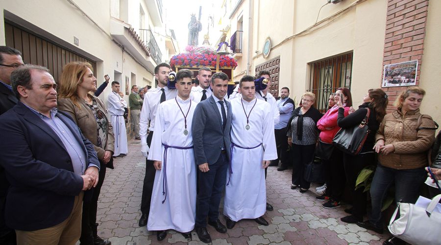 El alcalde asiste a la salida procesional de la Asociación Juvenil Cristo de las Tres Caídas y María Santísima del Sol