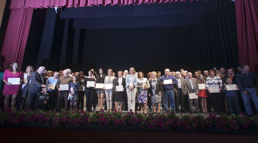 Reconocimiento a comercios tradicionales del Distrito 7 en el teatro municipal