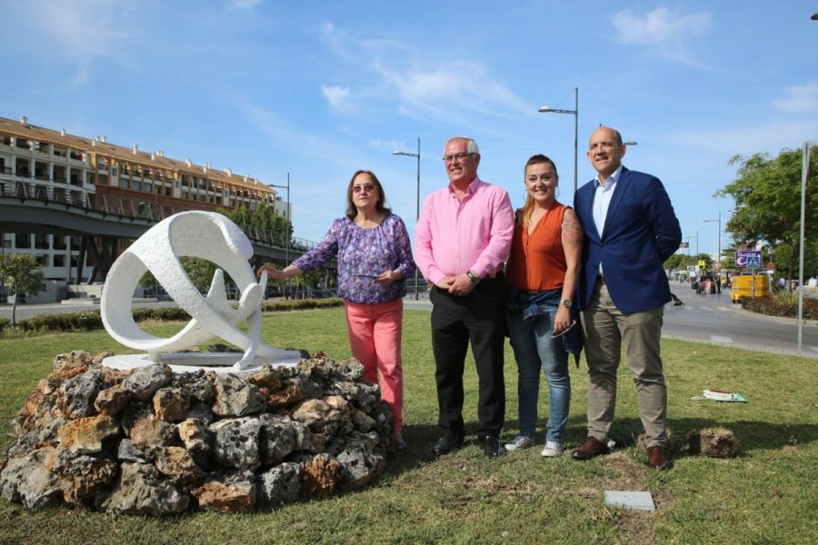 Imagen de la noticia Rafael Piña visita la escultura ‘Mater-Huevo’ de…