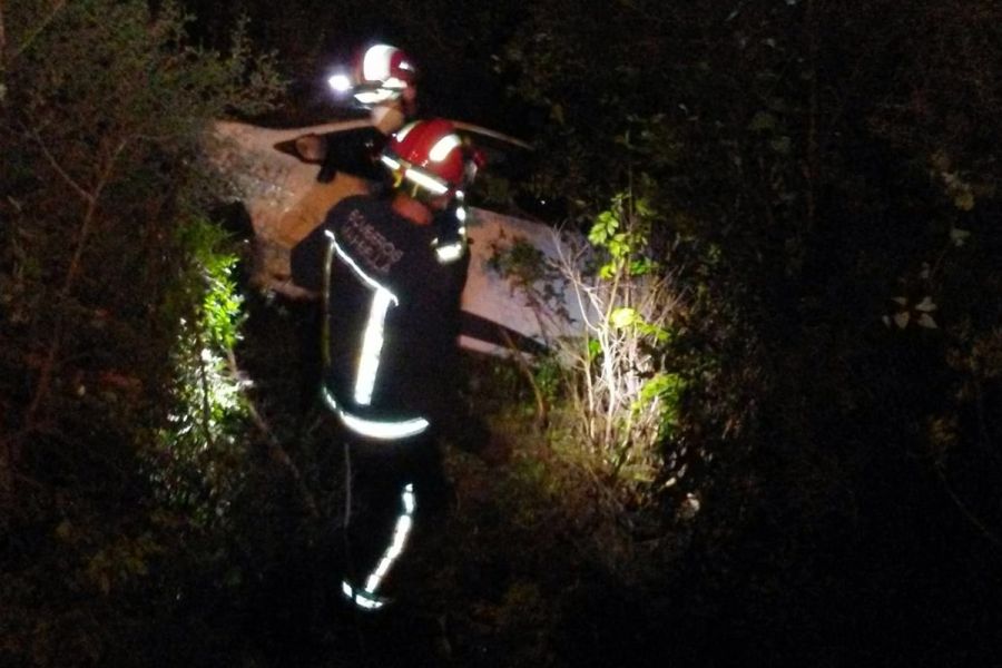 Imagen de la noticia Bomberos de Marbella rescatan a la conductora de…