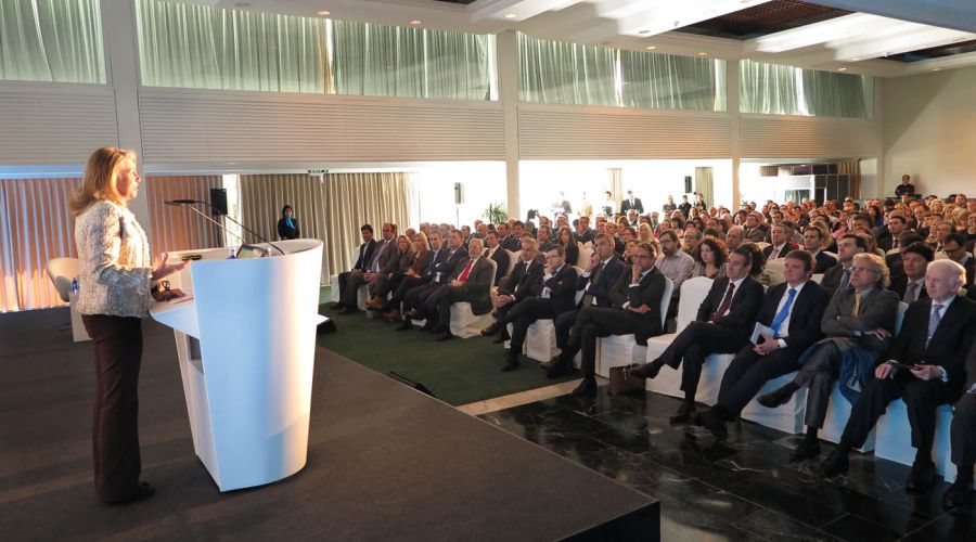 La alcaldesa defiende en el lanzamiento nacional de un nuevo producto de La Caixa que Marbella “es el mejor escenario para invertir”