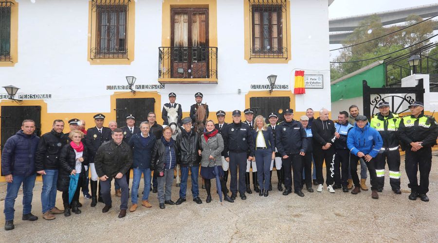 La Policía Local rinde homenaje al oficial de la unidad canina y del escuadrón de caballería Miguel Cabero por su profesionalidad y compañerismo