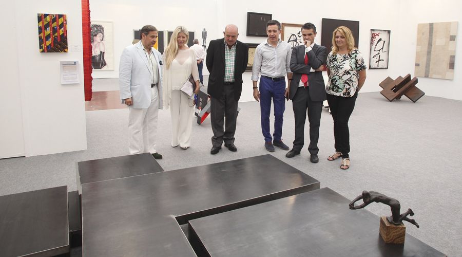 El alcalde visita la Feria Art Marbella que albergará hasta el 3 de agosto en el Palacio de Congresos 40 galerías nacionales e internacionales