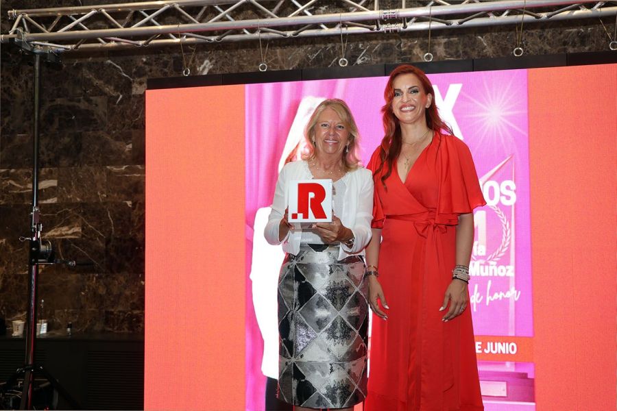 Imagen de la noticia La alcaldesa recibe el Premio de Honor de la X Ga…