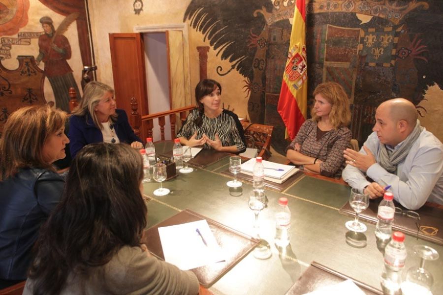 Imagen de la noticia La alcaldesa respalda a la AMPA del colegio Varga…