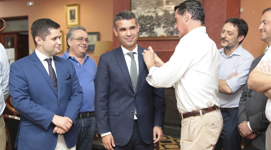 El alcalde recibe la membresía de honor de la Sociedad Recreativa y Cultural Casino de Marbella