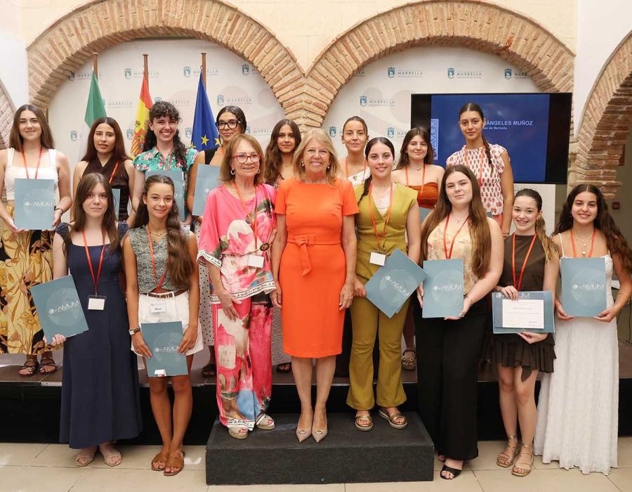 La alcaldesa destaca la labor de AMUM en favor de la educación durante la entrega de sus 14 becas universitarias a estudiantes de Marbella