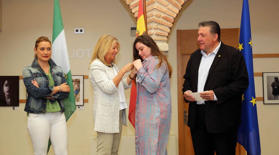 La alcaldesa destaca la \"valiosa aportación\" de las mujeres de trono de la Hermandad de Santa Marta a la Semana Santa de Marbella