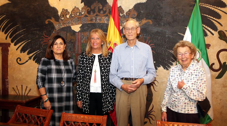 La alcaldesa destaca la trayectoria del historiador e hispanista británico John Elliot, que se encuentra en Marbella para participar en el ciclo ‘España. 40 años de historia’