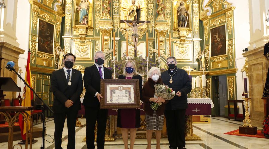 La alcaldesa destaca que Marbella, “además de sus muchas virtudes, es una ciudad de cofrades y cofradías” y lanza un mensaje de paz en su pregón de la Hermandad del Nazareno