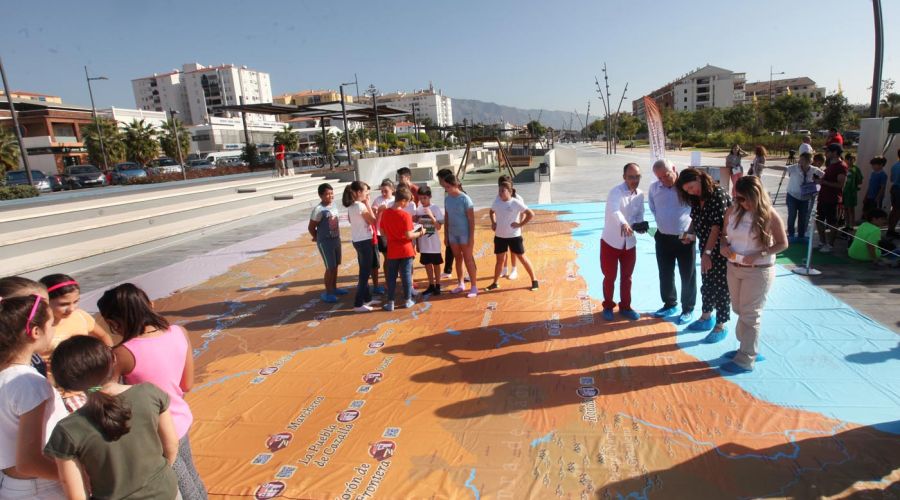 El Bulevar de San Pedro Alcántara acoge un mapa gigante interactivo de 200 metros cuadrados que da a conocer la vida y obra de Miguel de Cervantes
