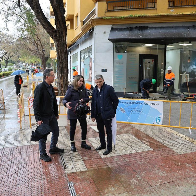 El Ayuntamiento trabaja en la mejora de la seguridad y la accesibilidad peatonal en la avenida Virgen del Rocío