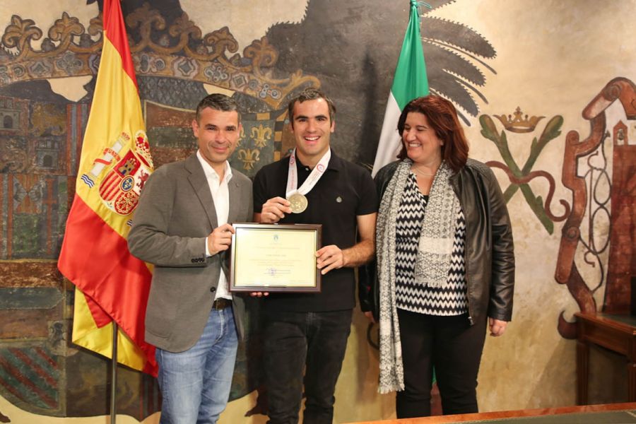 Imagen de la noticia El alcalde rinde homenaje al paratriatleta marbel…