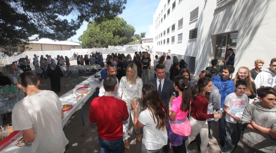 El alcalde visita el instituto Dunas de Las Chapas y destaca el fomento de los valores interculturales en la educación