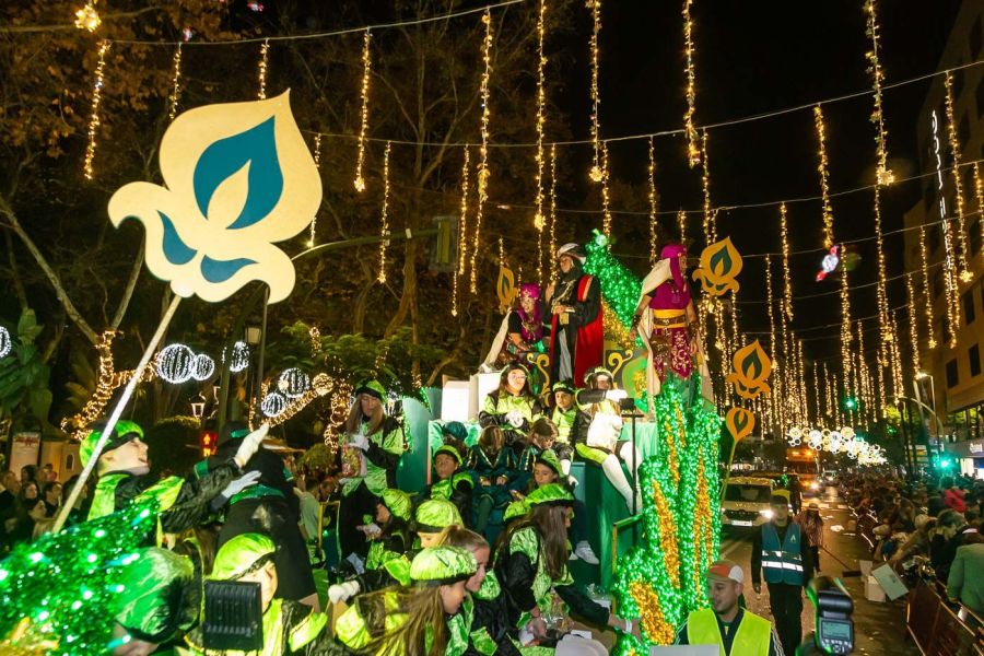 Imagen de la noticia Los Reyes Magos reparten ilusión en las multitudi…