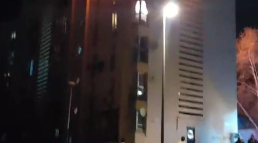 Bomberos consiguen extinguir un incendio en una vivienda deshabitada de Las Albarizas y evitar que el fuego se propague al resto del edificio