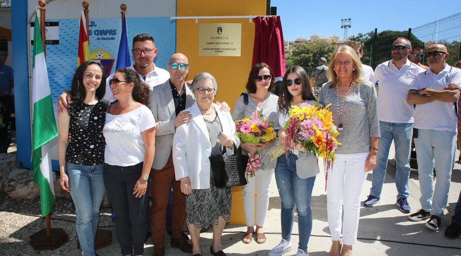 Marbella rinde un merecido homenaje a Juan Antonio Rodríguez ‘El Chino’ con el descubrimiento de una placa con su nombre en el campo de fútbol 11 de Las Chapas