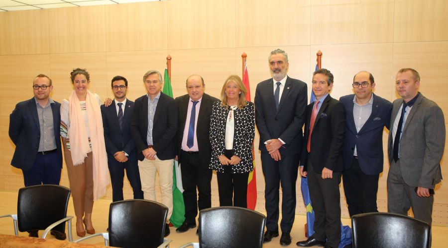 El Ayuntamiento y AEHCOS firman un convenio para potenciar la promoción turística de la ciudad y favorecer la desestacionalización