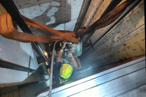 Bomberos de Marbella rescatan a tres menores que quedaron atrapados en un ascensor durante más de tres horas